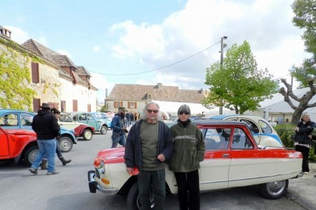 Jacques-Victor Mornai et Catherine Liabot-Verne et leur Ami 8 pick-up. (Photo Jacky Beney)